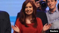Cristina Fernández de Kirchner celebra el domingo la victoria del peronismo en las elecciones presidenciales de Argentina (Foto: Agustin Marcarian/Reuters).