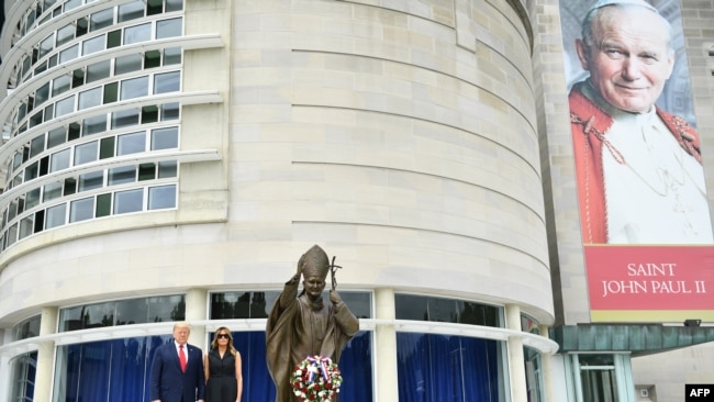 El presidente Donald Trump y la Primera Dama visitan el Santuario Nacional San Juan Pablo II