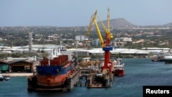 Un buque de carga atracado en la terminal PDVSA de la Refinería de Petróleo de Willemstad, en la isla de Curazao (Archivo).