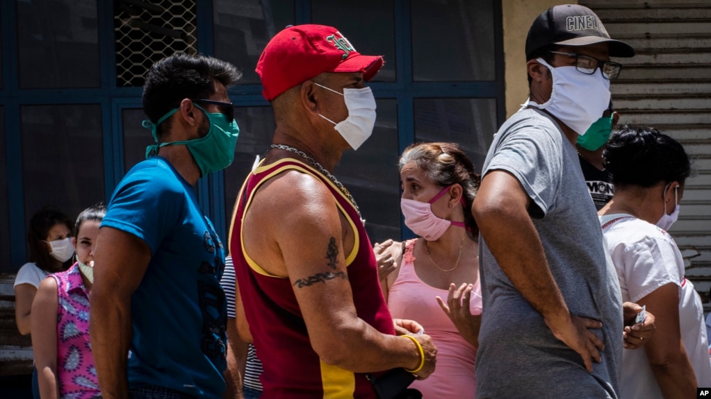 Cubanos esperan en fila para comprar alimentos en La Habana, el 19 de mayo del 2020.