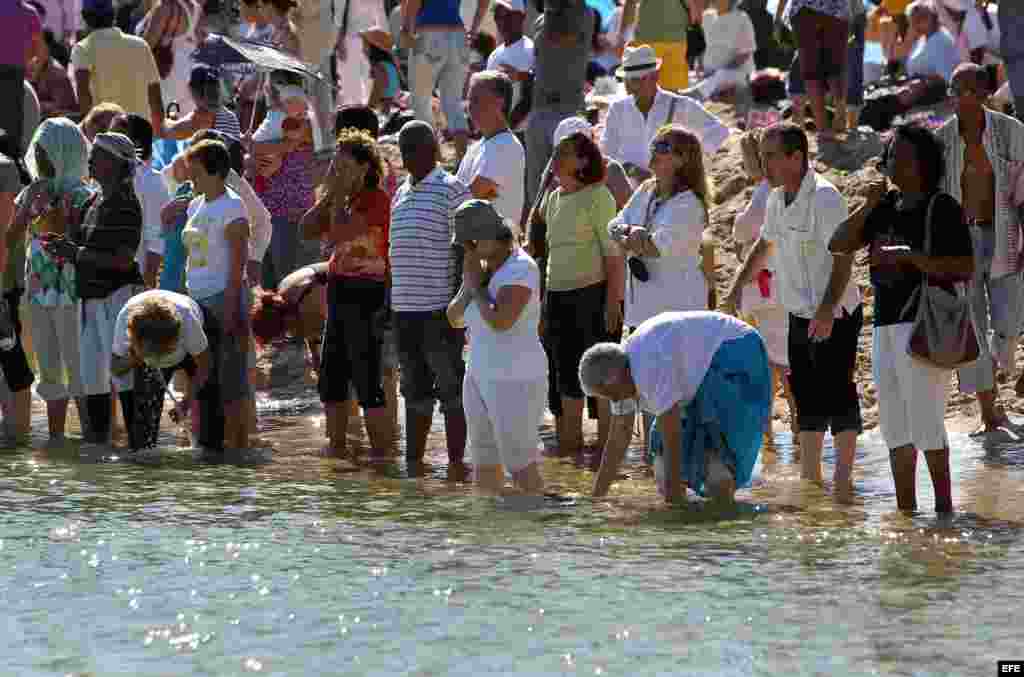 Entre los asistentes a la ceremonia se encontraban algunos miembros de un "grupo maya" iniciado en Cuba en 2004, cuyos integrantes esperan reunirse el próximo 21 y 22 de diciembre en un punto de la bahía de La Habana para recibir el cambio de era.