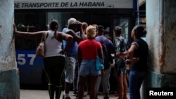 Pasajeros esperan por el transporte público en La Habana. REUTERS/Alexandre Meneghini