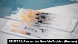 Jeringas con la vacuna de AstraZeneca se preparan en Fasano, Italia, el 13 de abril de 2021. REUTERS/Alessandro Garofalo/Archivo.