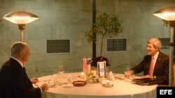 El Secretario de Estado, John Kerry se reúne con el primer ministro israelí, Benjamín Netanyahu