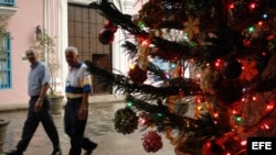 Algunas calles de La Habana han sido decoradas con motivos navideños.