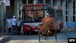 El artículo señala que el problema del gobierno cubano es que las reformas son “muy pocas y muy lentas”.