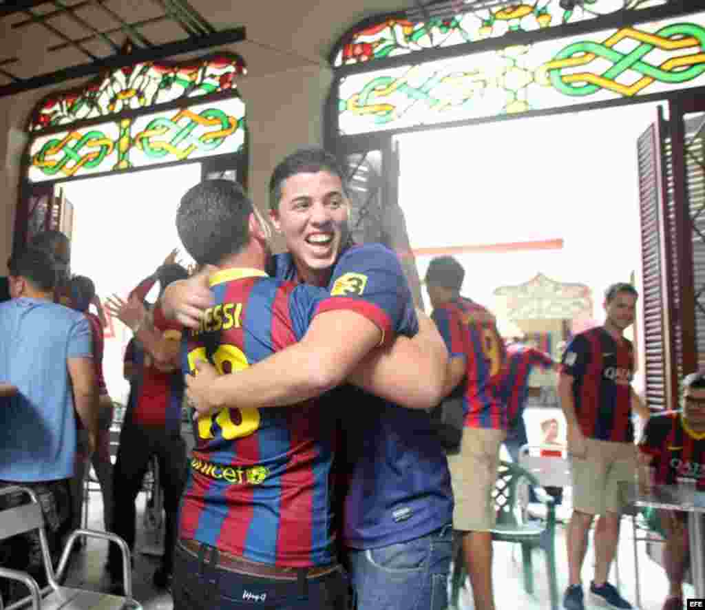Seguidores del Club Barcelona celebran un gol frente al Real Madrid.