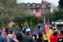 Protesta frente a la mansión del gobernador de Washington, en Olympia.