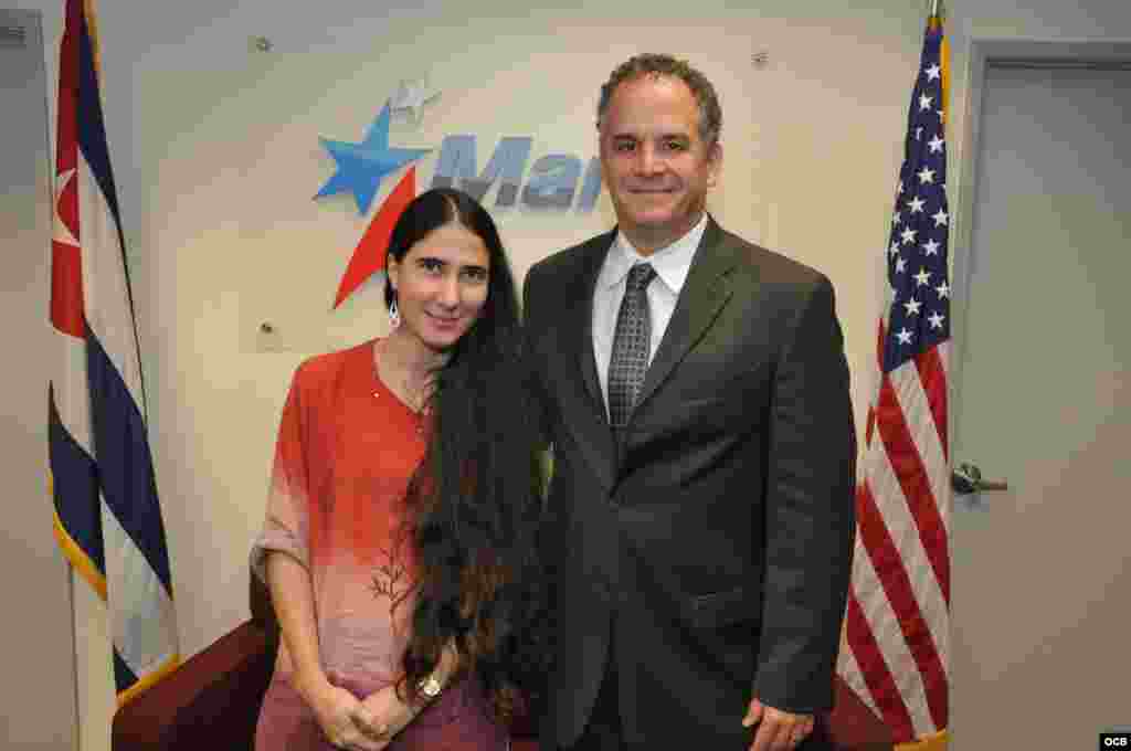 Yoani Sánchez junto al director de la Oficina de Transmisiones a Cuba, Carlos García. 