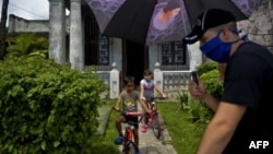 Niños montan bicicleta durante la pandemia en San José de las Lajas, Cuba. YAMIL LAGE / AFP