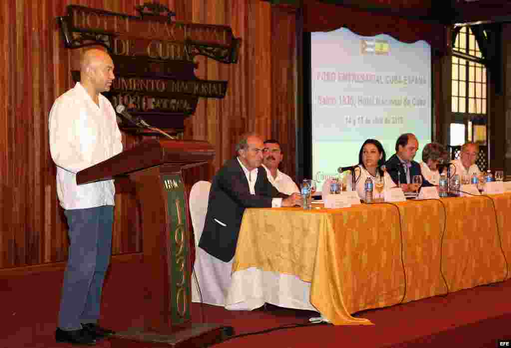 El secretario de Estado de Comercio de España, Jaime García-Legaz (i), participó en abril en un encuentro con la Asociación de Empresarios Españoles en Cuba (AEEC), en La Habana.