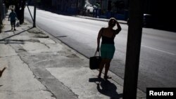 La silueta de una mujer en una calle de Cuba. (REUTERS/Tomas Bravo)