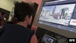 Archivo - Una joven observa una de las pantallas con imágenes de 360 grados, tomadas por vehículos y bicicletas, relativas a más de un centenar de lugares emblemáticos del mundo.