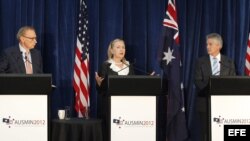 La secretaria de Estado de Estados Unidos, Hillary Clinton(c), habla junto a los ministros australianos de Asuntos Exteriores, Bob Carr (izq), y Defensa, Stephen Smith (der), durante una rueda de prensa.
