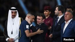 Kylian Mbappé y Emmanuel Macron el 18 de diciembre de 2022 tras la final de la Copa del Mundo de la FIFA en Catar. (REUTERS/Dylan Martinez).