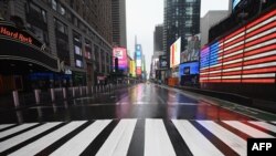 Una imagen de Times Square, en Nueva York, vacía por la pandemia el 23 de marzo de 2020. (Angela Weiss / AFP).