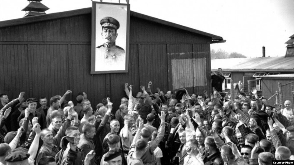 Prisiones del Gulag bajo la imágen de Stalin.