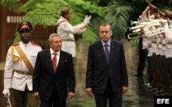 Raúl Castro (i) junto al presidente de Turquía, Recep Tayyio Erdogan.