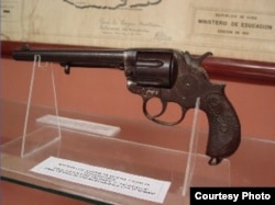 Revólver original Colt Frontier, Six Shooter, calibre 44, que fuera un regalo hecho a Martí por su amigo mexicano Manuel Mercado. El revólver que cargaba en Cuba el día de su muerte era otro.