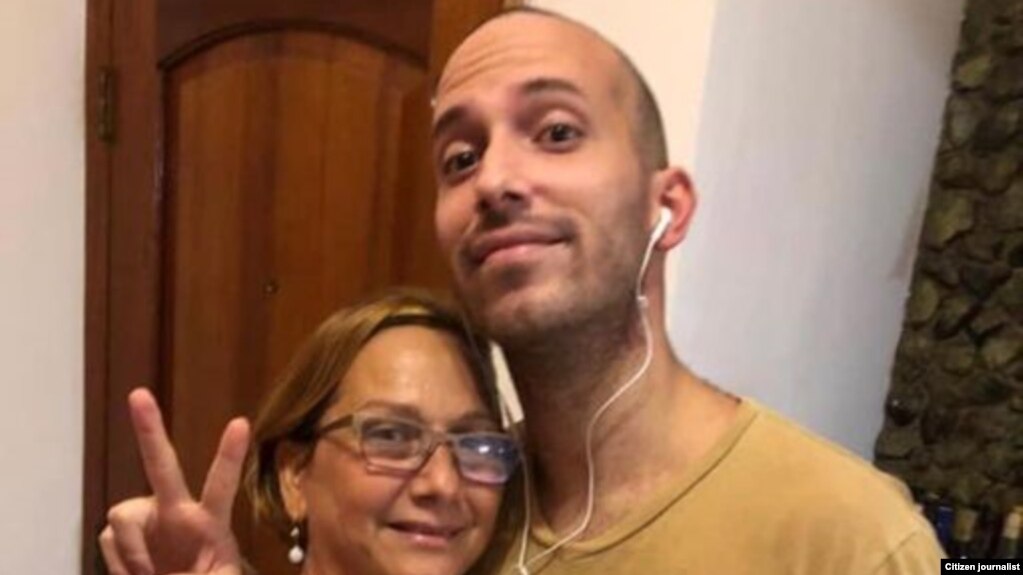 Anyelo Troya y su madre Raisa González Cantillo, el 24 de julio de 2021. (Imagen publicada en Facebook por el rapero El Funky).