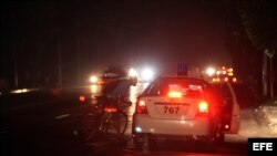 Un ciclista conversa el 9 de septiembre de 2012, con dos policías en una calle afectada por un apagón, en La Habana (Cuba).