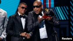 Gente de Zona en la ceremonia de los premios Grammy Latinos en 2017. REUTERS/Mario Anzuoni