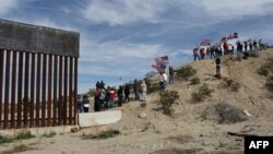 Seguidores del partido republicano hacen un muro humano para manifestarse a favor de la construcción de una barrera física en la frontera con México. (Archivo)