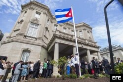 Vista de la bandera cubana izada en la embajada del país en Washington, Estados Unidos hoy 20 de julio de 2015.