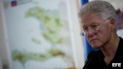 Archivo - El ex presidente estadounidense Bill Clinton, durante su viaje a Haití en 2010.