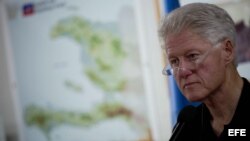 Archivo - El ex presidente estadounidense Bill Clinton durante su viaje a Haití en el 2010.