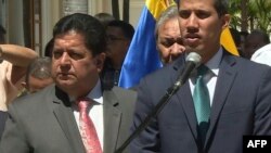 Edgar Zambrano (izq.), vicepresidente del Parlamento, junto a Juan Guaidó, presidente interino de Venezuela. (AFP).