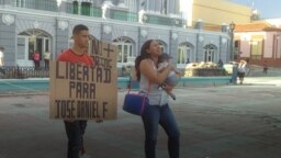 José Daniel Ferrer Cantillo y Nelva Izmaray Ortega, con su bebé en brazos, exigen la liberación de José Daniel Ferrer. 