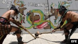 Archivo - Un grupo de artistas realiza la demostración de un juego de pelota maya.