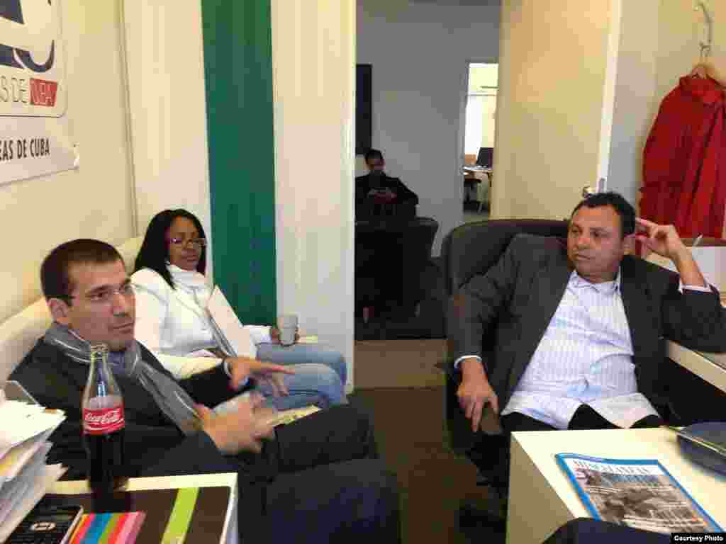Antonio Rodiles, Laritza Diversent y Roberto de Jesús en Estocolmo