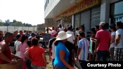 Migrantes cubanos en Panamá, que no fueron incluidos en los vuelos hacia México y otros que llegaron con posterioridad, buscan respuesta a su situación migratoria.