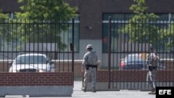 Dos soldados cierran una entrada de la base aérea de Andrews, cerca de las instalaciones médicas Malcolm Grow del complejo aéreo, a las afueras de Washington y que utiliza el presidente de EE.UU., Barack Obama, en sus viajes oficiales, cerrada hoy debido