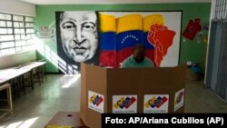 Un hombre emite su voto durante las elecciones regionales en un colegio electoral en Caracas, Venezuela, el domingo 21 de noviembre de 2021. Foto: AP/Ariana Cubillos.