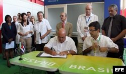 El entonces superintendente de la Compañía de Obras de Infraestructura (COI) de Brasil, Ricardo Boleira (d), y el director de la empresa cubana azucarera de Cienfuegos, Pedro Pérez (i) en la firma de un contrato en Cuba 9/11/2012.