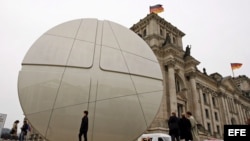 Fotografía de archivo de una aspirina gigante levantada enfrente del Bundestag, en Berlín, Alemania. 