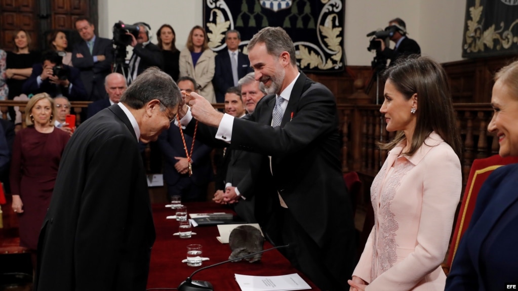 El rey Felipe otorga la medalla del Premio Cervantes al escritor nicaragüense Sergio RamÃrez.