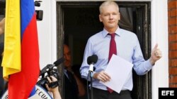 Archivo - El fundador de Wikileaks Julian Assange ofreciendo unas declaraciones desde el balcón de la embajada de Ecuador en Londres (Reino Unido).