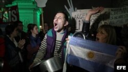 Archivo - Cientos de personas se manifiestan con cacerolas en las calles de Buenos Aires, Argentina.