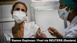 Una enfermera recibe la vacuna cubana Soberana 02 contra el COVID-19, en La Habana. (Ramon Espinosa / Pool via REUTERS)