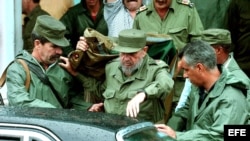 Fidel Castro acompañado de su escolta.