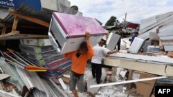 Residentes de Lombok, Indonesia, tratan de rescatar pertenencias de entre los escombros de un terremoto de 7,0 grados.