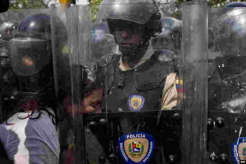 La PNB se apostó en el acceso a la UCV e impidió que la multitudinaria marcha que procedía de Bello Monte llegara hasta la Defensoría, en la plaza Morelos.