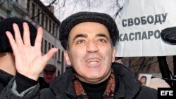 El ex campeón mundial de ajedrez y líder opositor ruso, Garry Kasparov, saluda a sus partidarios después de su liberación tras cinco días de cárcel, en Moscú, Rusia.