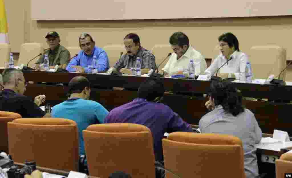 De izquierda a derecha, los integrantes de las FARC, Ricardo Téllez, Mauricio Jaramillo, Andrés París, Hermes Aguilar y Sandra Ramírez durante una conferencia de prensa hoy, jueves 6 de septiembre de 2012, en La Habana (Cuba).