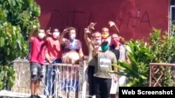 Activistas de UNPACU vuelven a escribir "Patria y Vida" en los muros de la sede luego de que agentes del régimen pintaran sus paredes para tapar los carteles antigubernamentales.