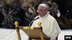 El Papa Francisco se dirige a los caballeros de la Orden Ecuestre del Santo Sepulcro a su llegada a la audiencia.